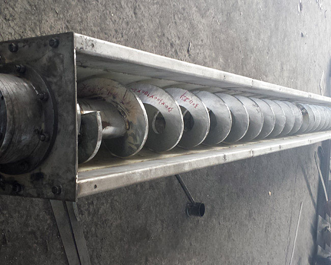 不銹鋼螺旋輸送機葉片撕裂、軸裂縫、軸段斷裂處理