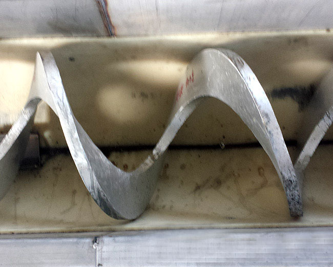 不銹鋼螺旋輸送機葉片撕裂、軸裂縫、軸段斷裂處理