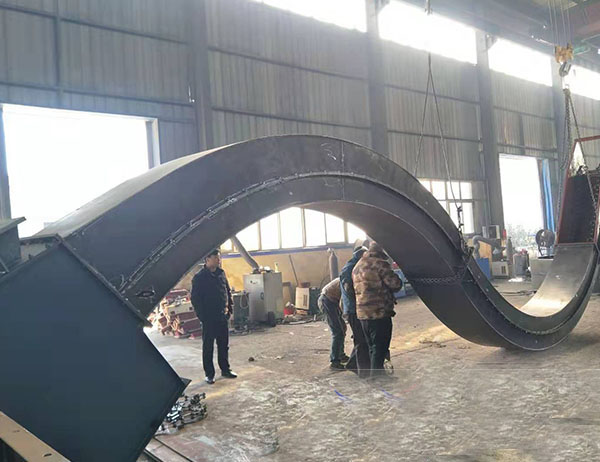 可彎曲刮板輸送機(jī)按工作原理計(jì)算彎度不大于多少！