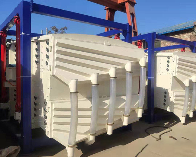 石油壓裂砂選用方形<a href='http://qmudjdg.cn/sfsx/ybs.html' title='搖擺篩' target='_blank'>搖擺篩</a>才能滿足要求