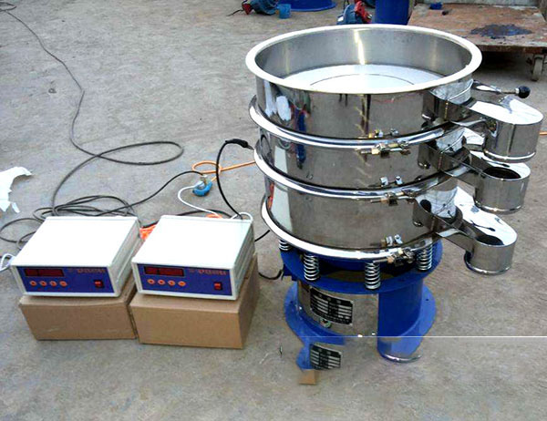 篩分精度比普通振動篩可提高1—70%，產量可提高0.5-10倍。可單層與多層使用，一套智能超聲波發(fā)生器同時使用三個換能器。 不產生彈跳球等輔助物對粉體的污染；在達到高精度、高網目篩分的同時，控制較窄的粒度范圍。