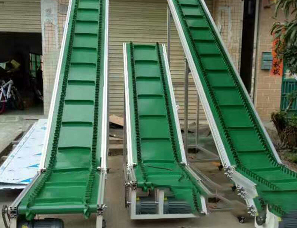 裙邊提升機其實就是大傾角皮帶輸送機