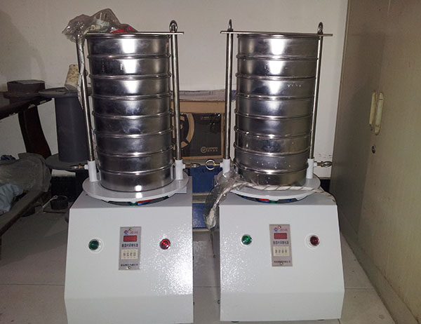 小型篩分機(jī)大多指的是精細(xì)篩分，選擇的多是旋振篩