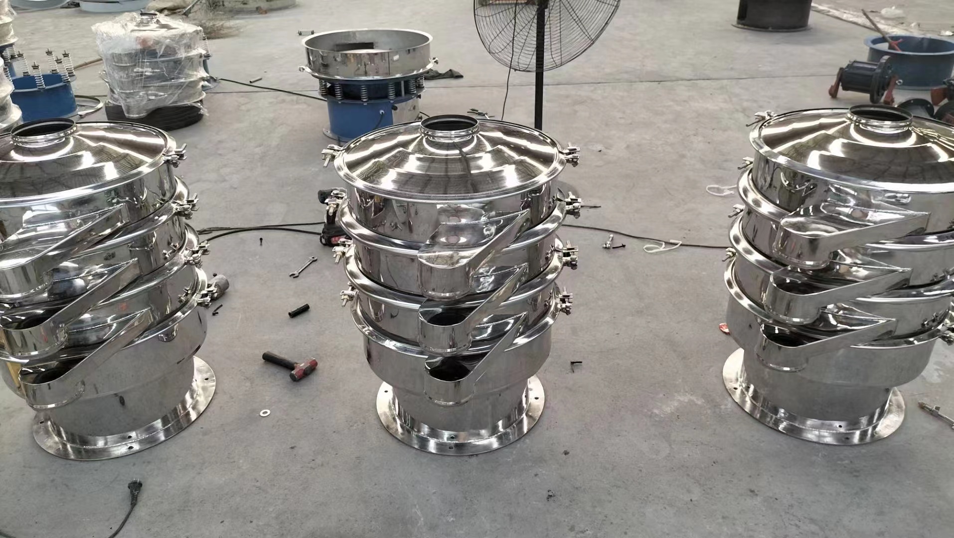 日產(chǎn)10噸陶瓷粉振動篩價格是多少？選哪個型號設備合適？