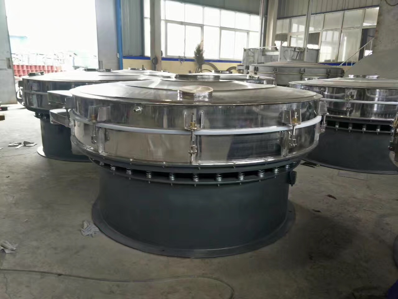 日產(chǎn)10噸陶瓷粉振動篩價格是多少？選哪個型號設備合適？